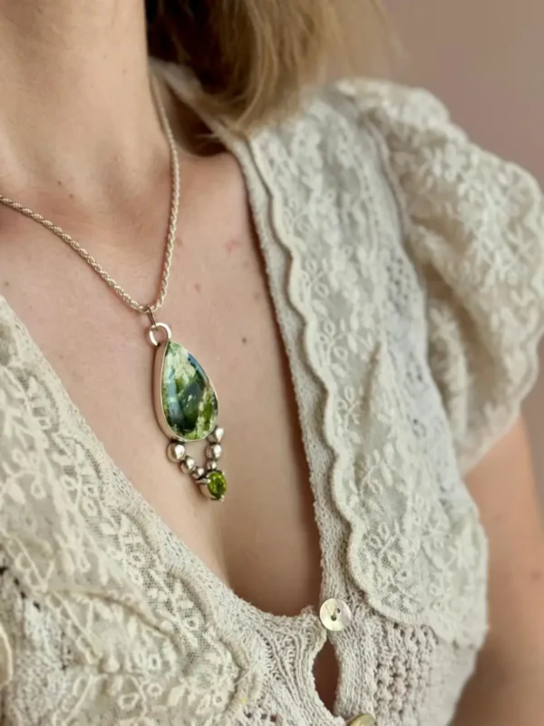 colgante-crisoprasa-peridoto-loro-5 Verde Sagrado