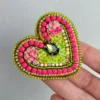 corazon-bordado-prendedor-rosado Corazón Botánica (Prendedor)