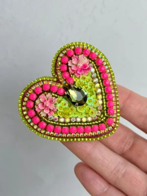corazon-bordado-prendedor-rosado Corazón Botánica (Prendedor)