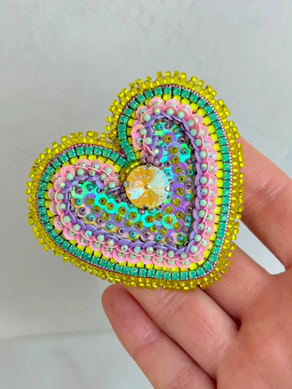 corazon-prendedor-pedreria-cristales-1 Corazón Primavera (Prendedor)