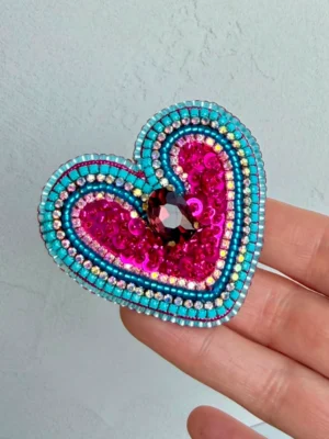 corazon-prendedor-pedreria-cristales-celeste-rosado Corazón Bugambilia (Prendedor)
